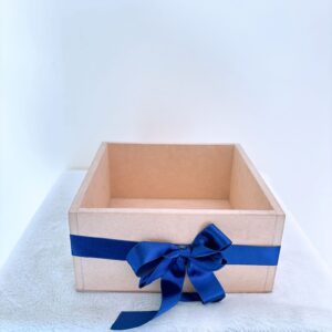 Caja de madera con lazo azul
