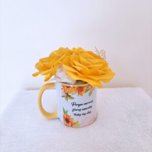 Detalle vaso con flor eterna amarillo