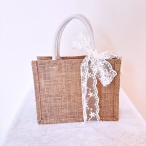 Bolso café con lazo blanco