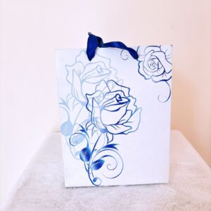 Funda blanca con azul y flor