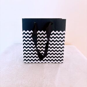 Funda negra con blanco pequeña