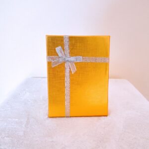 Caja ancha dorada
