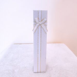 Caja larga blanca