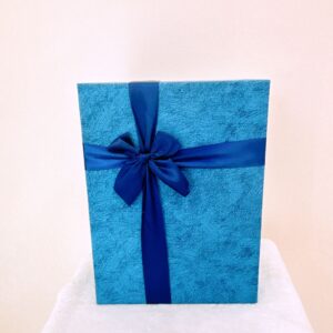 Caja azul cuadrada grande
