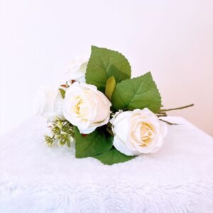 Flor ramo rosas con blancas