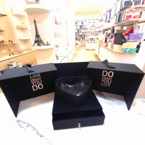 Caja Cuadrada Negra Con Corazón