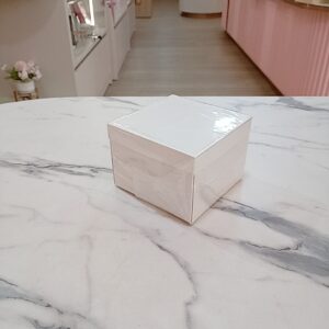 Caja blanca peq. cuadrada con tapa cm12.5X12.5X9