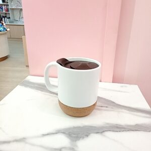 Taza blanca con tapa negra