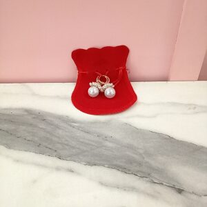 Aretes con perlas blancas