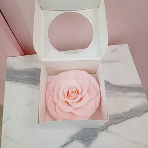 Caja cuadrada con rosa eterna