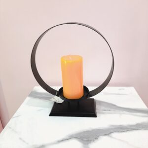 Vela Amarilla Con Adorno Metálico Negro