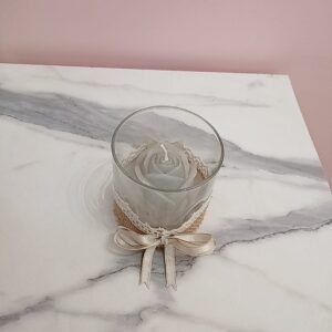 Vela con rosa gris en vaso de vidrio