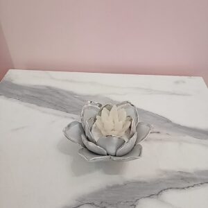 Portavela de metal plateado con forma de loto