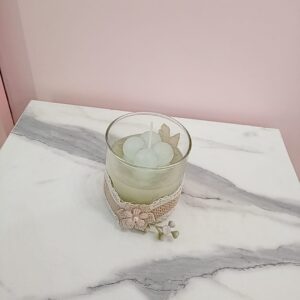 Vela verde menta en vaso de vidrio
