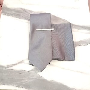 Corbata gris con pañuelo