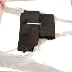 Corbata negra con pañuelo