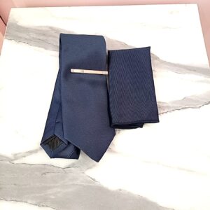 Corbata azul marino con pañuelo