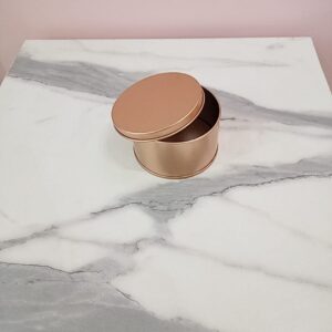 Contenedor circular dorado con tapa