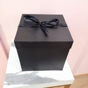 Caja Cuadrada Negra con Lazo