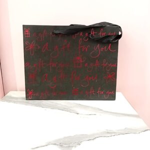 Funda Negra con Letras Rojas