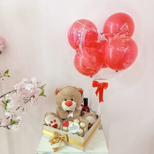 Arreglo globo con detalles rojos