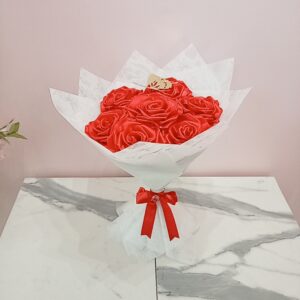 Ramo de rosas de satín rojas