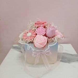 Arreglo velas de flores en caja rectangular