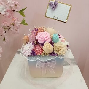 Arreglo con caja rectangular y velas de flores