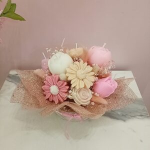 Arreglo velas de flores en pozuelo de vidrio